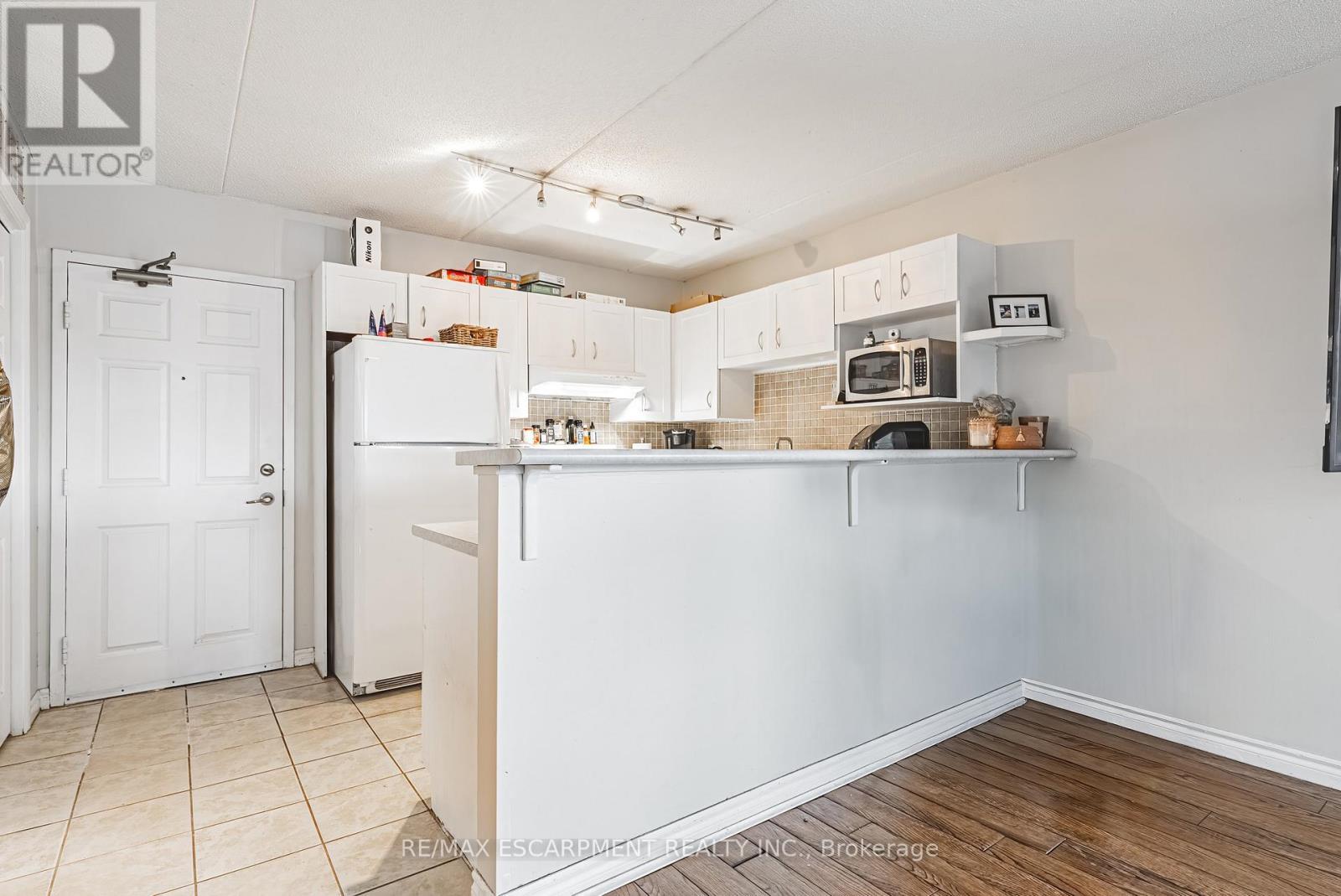 313 - 1451 Walkers Line, Burlington, ON - Indoor Photo Showing Kitchen
