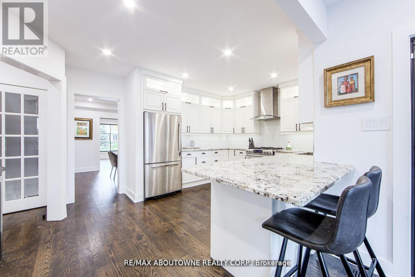 1319 Greeneagle Drive, Oakville, ON - Indoor Photo Showing Kitchen With Upgraded Kitchen