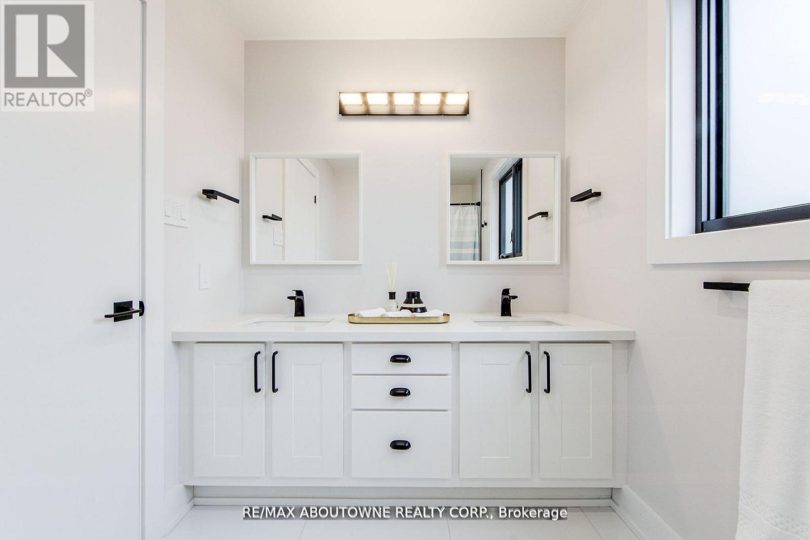 1319 Greeneagle Drive, Oakville, ON - Indoor Photo Showing Bathroom