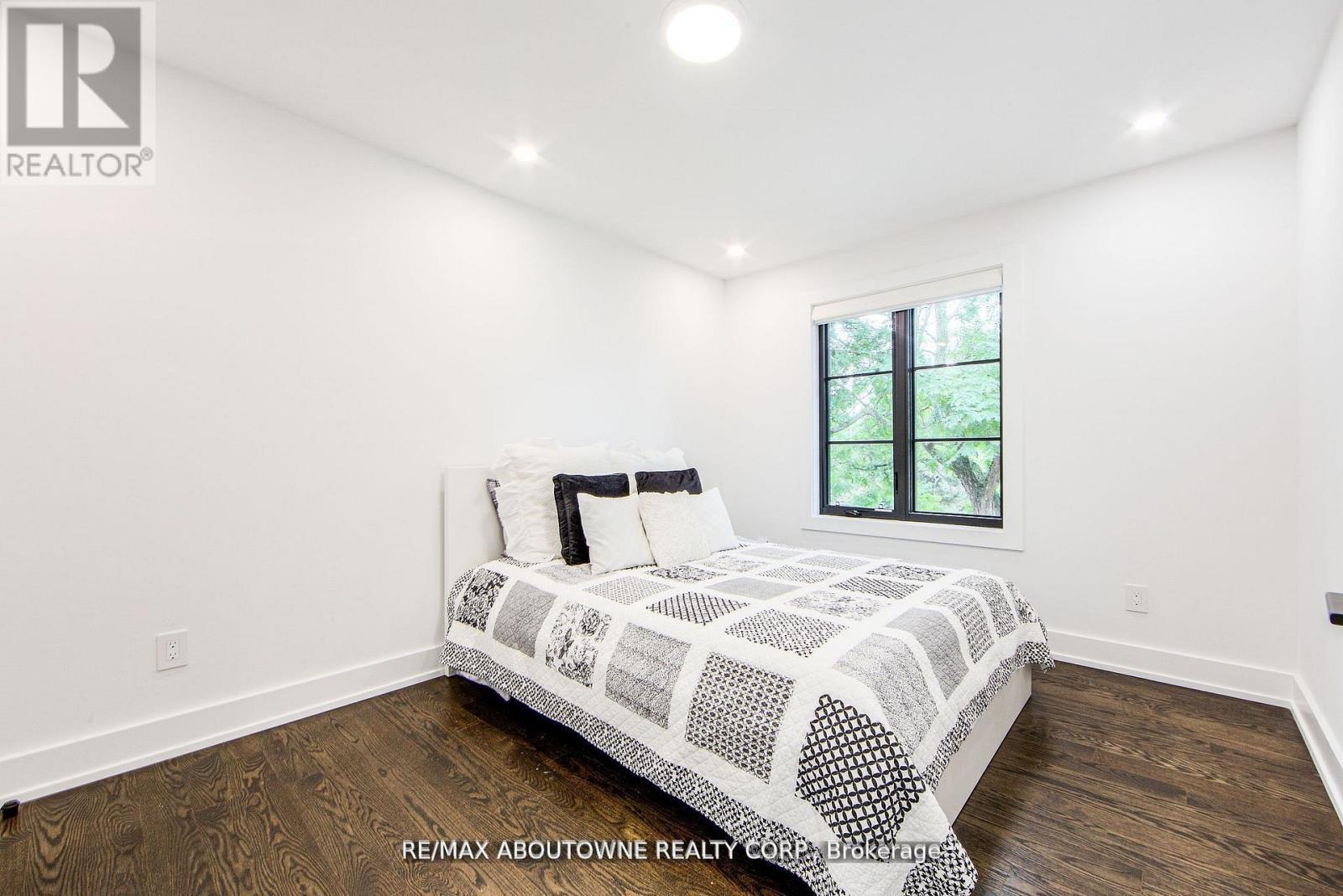 1319 Greeneagle Drive, Oakville, ON - Indoor Photo Showing Bedroom