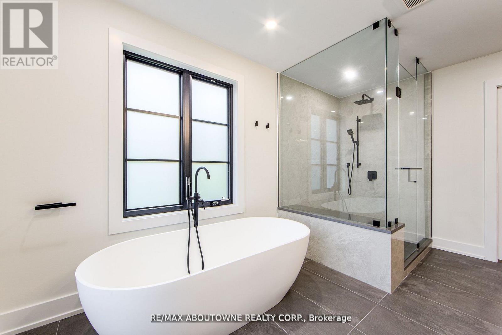 1319 Greeneagle Drive, Oakville, ON - Indoor Photo Showing Bathroom