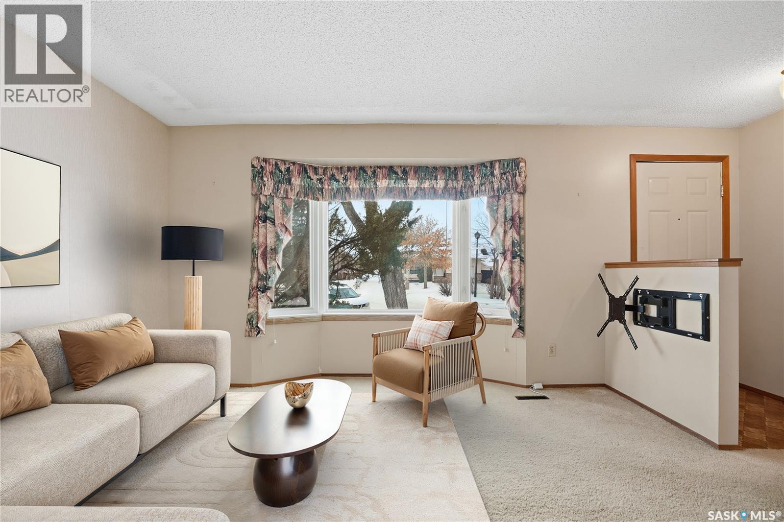 986 Garry Street N, Regina, SK - Indoor Photo Showing Living Room