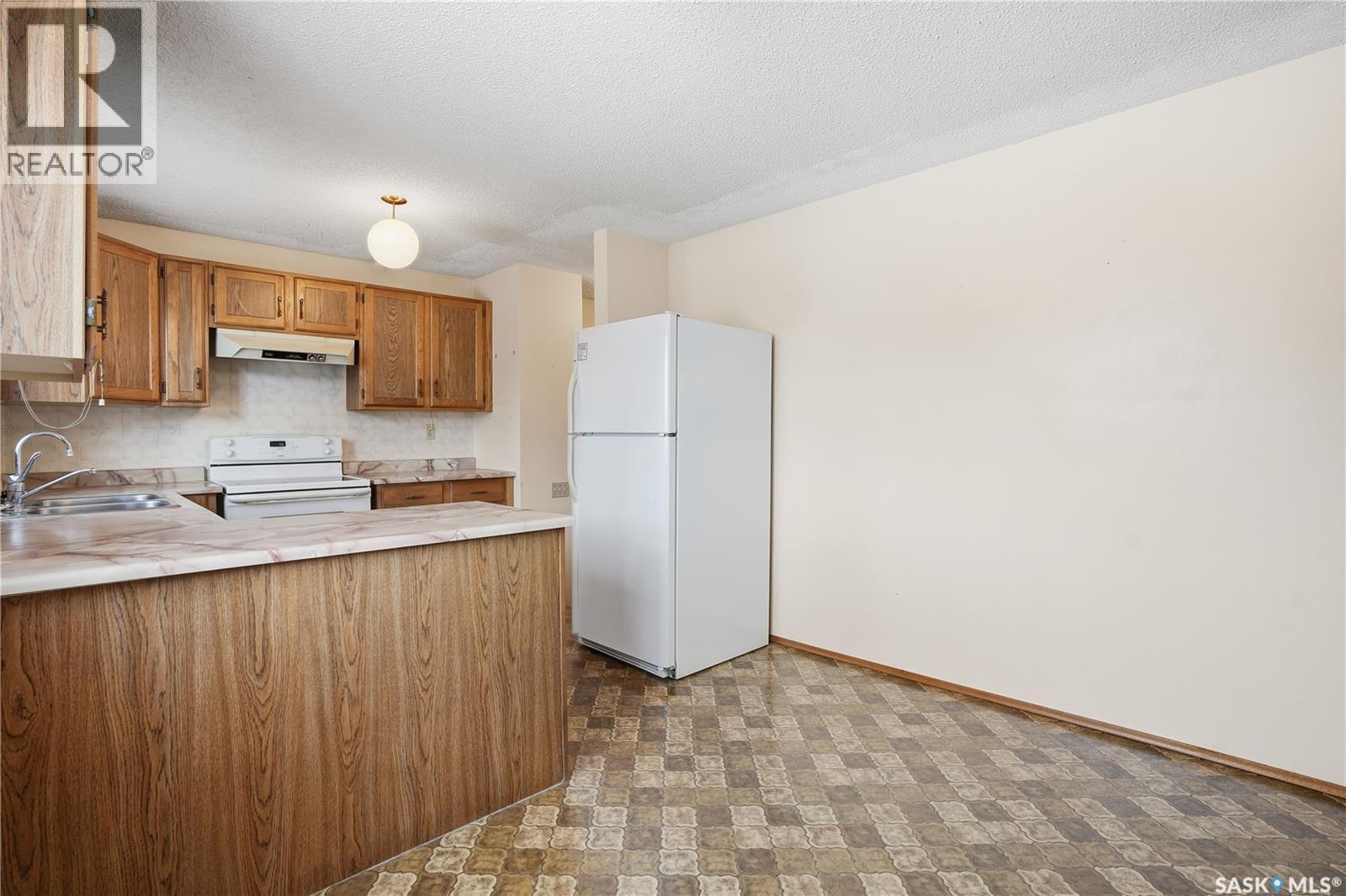 986 Garry Street N, Regina, SK - Indoor Photo Showing Kitchen