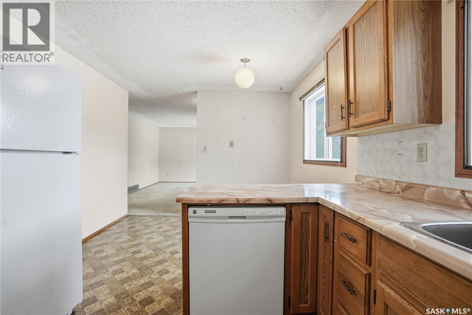 986 Garry Street N, Regina, SK - Indoor Photo Showing Kitchen