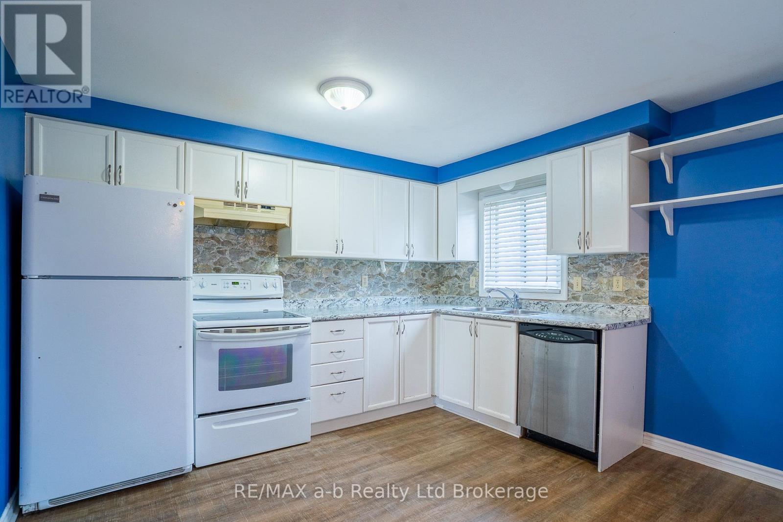 6 - 380 Quarter Line, Tillsonburg, ON - Indoor Photo Showing Kitchen