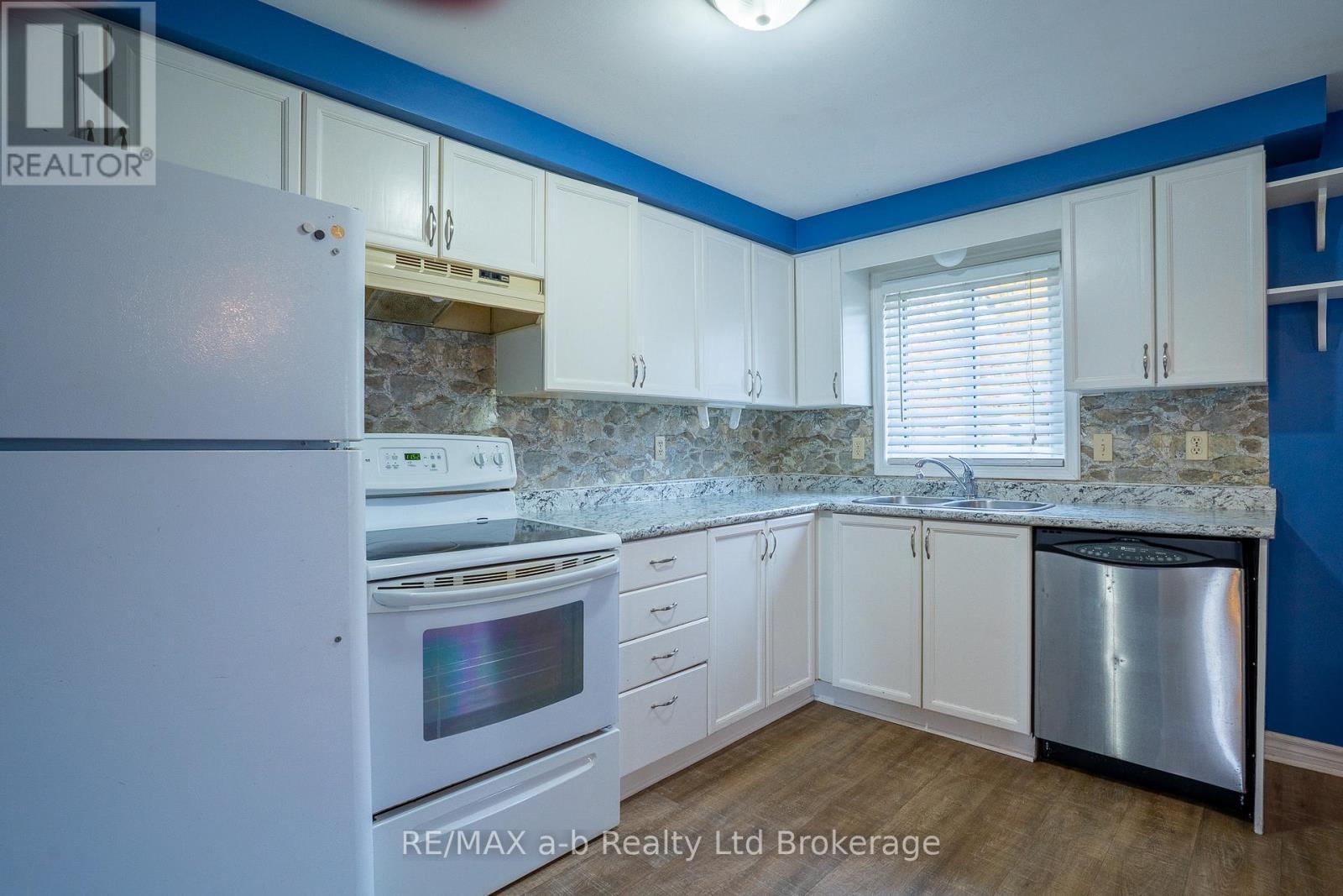 6 - 380 Quarter Line, Tillsonburg, ON - Indoor Photo Showing Kitchen
