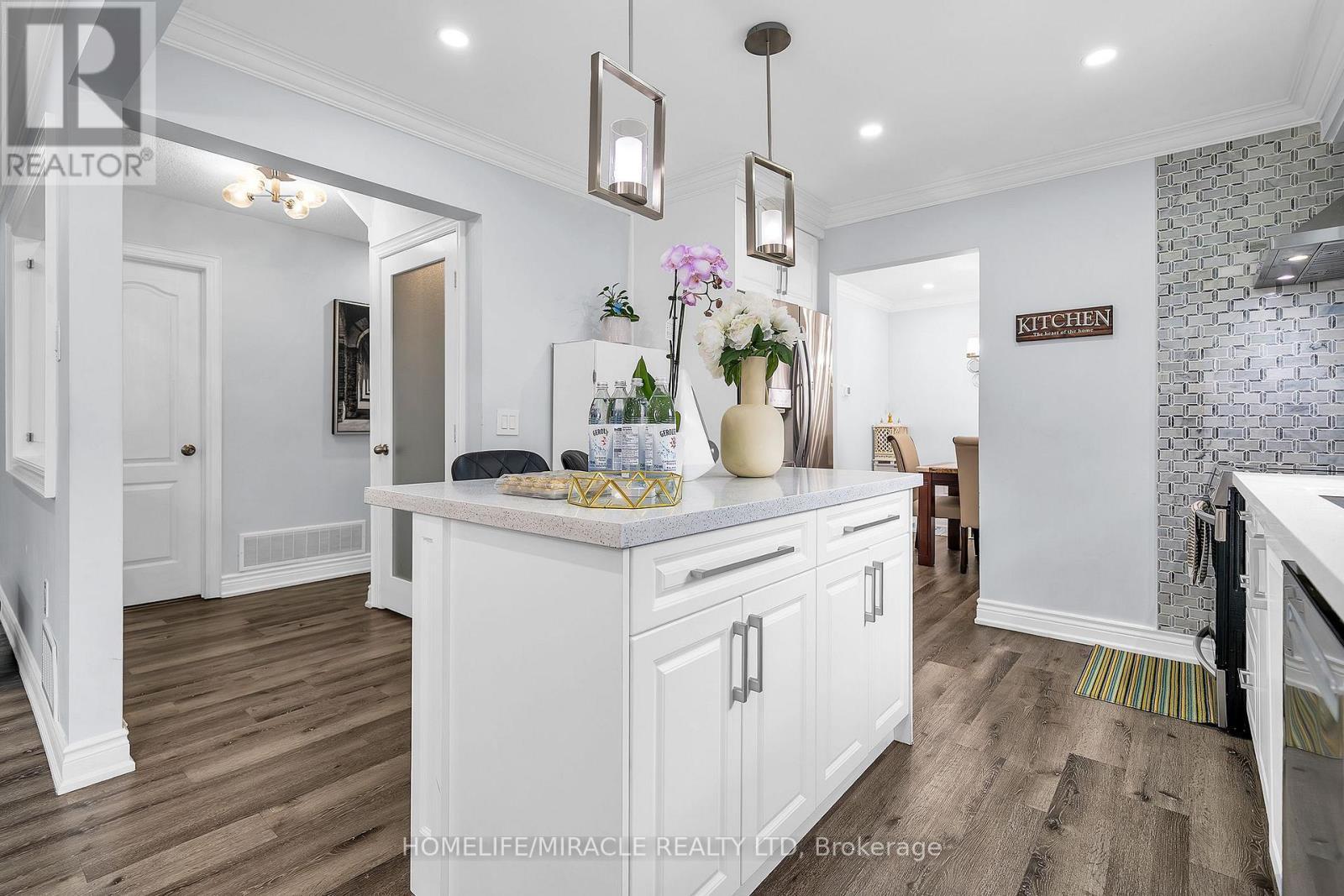 7 Houghton Court, Whitby, ON - Indoor Photo Showing Kitchen
