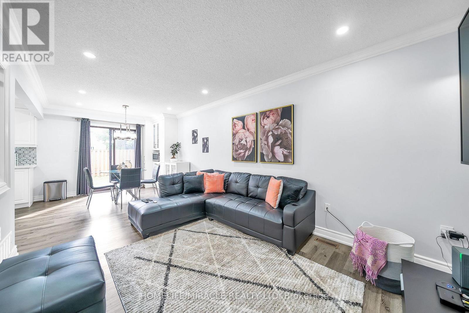7 Houghton Court, Whitby, ON - Indoor Photo Showing Living Room