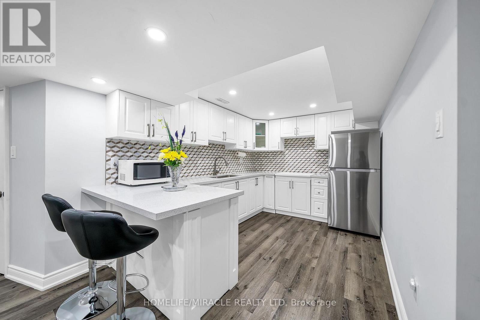7 Houghton Court, Whitby, ON - Indoor Photo Showing Kitchen With Upgraded Kitchen