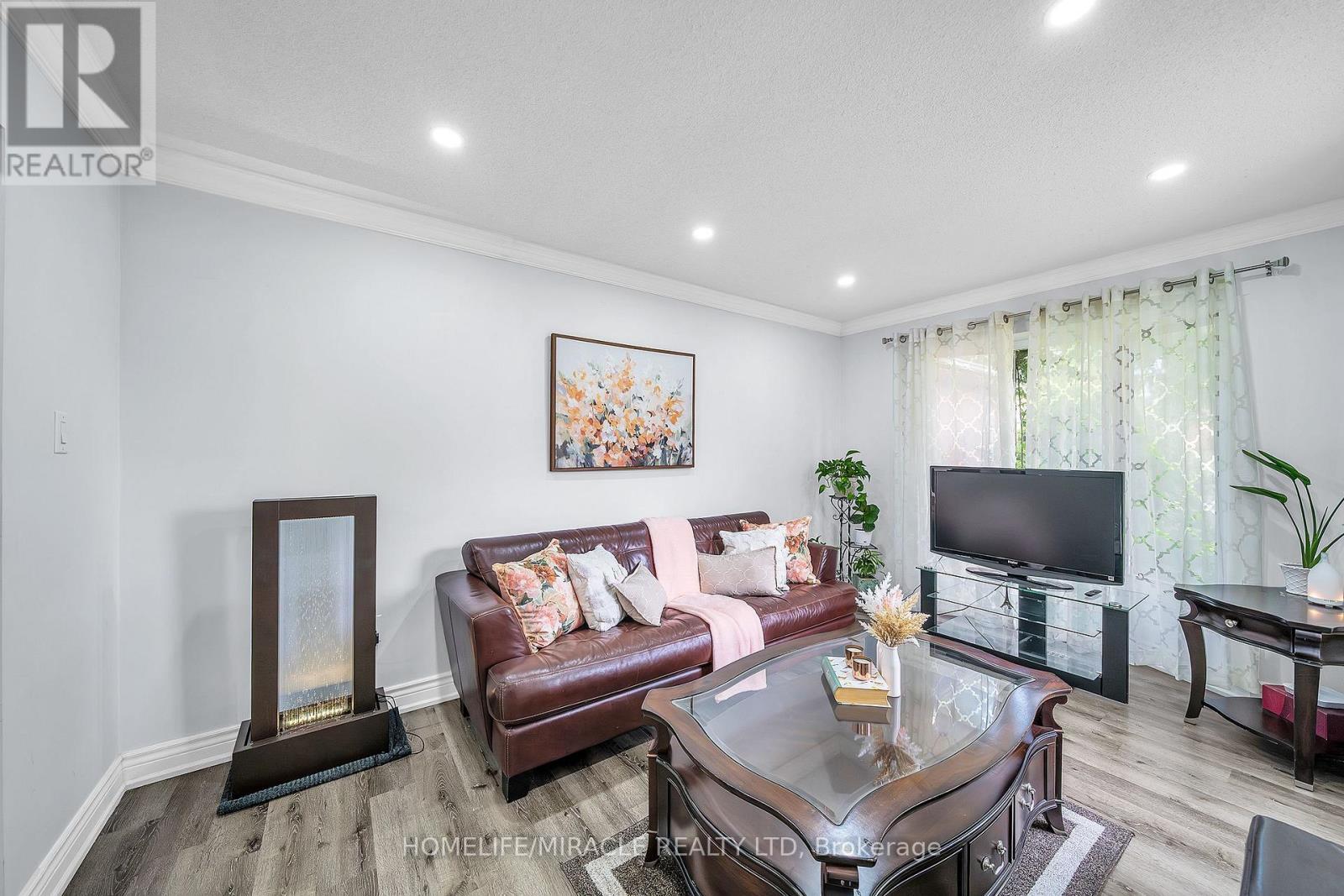 7 Houghton Court, Whitby, ON - Indoor Photo Showing Living Room
