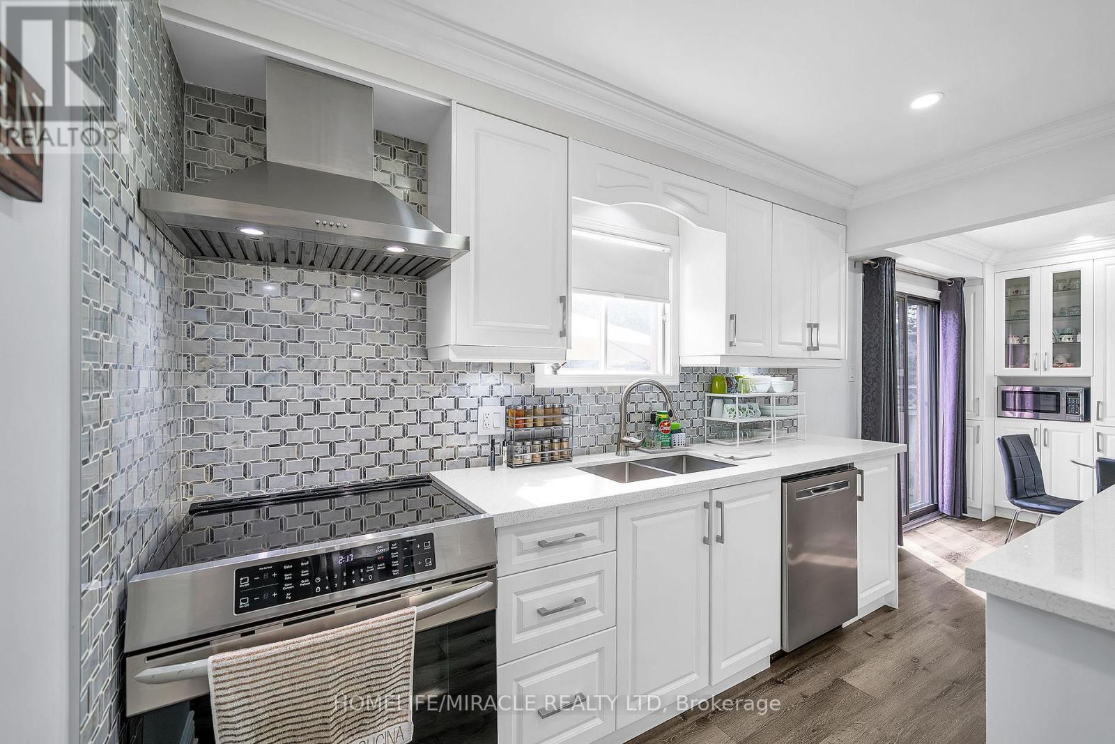 7 Houghton Court, Whitby, ON - Indoor Photo Showing Kitchen With Stainless Steel Kitchen With Double Sink With Upgraded Kitchen