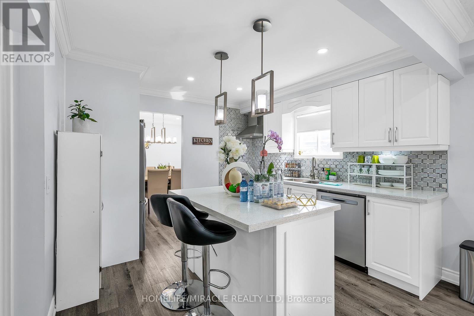 7 Houghton Court, Whitby, ON - Indoor Photo Showing Kitchen With Upgraded Kitchen