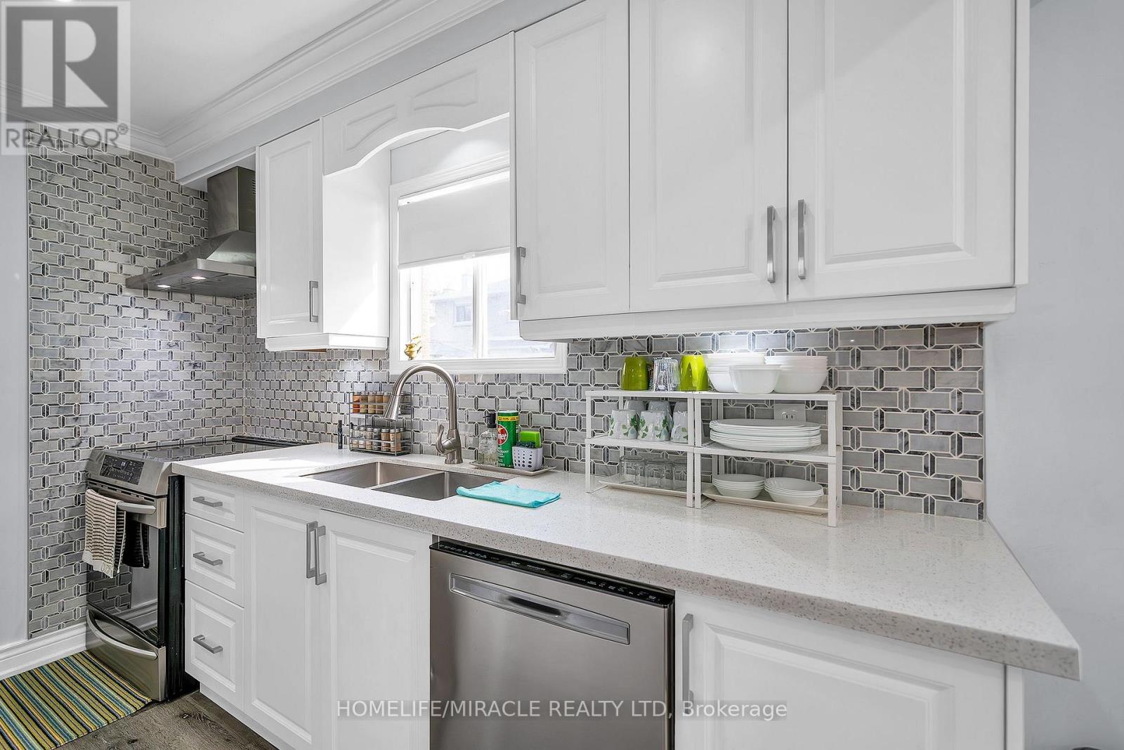 7 Houghton Court, Whitby, ON - Indoor Photo Showing Kitchen With Double Sink With Upgraded Kitchen
