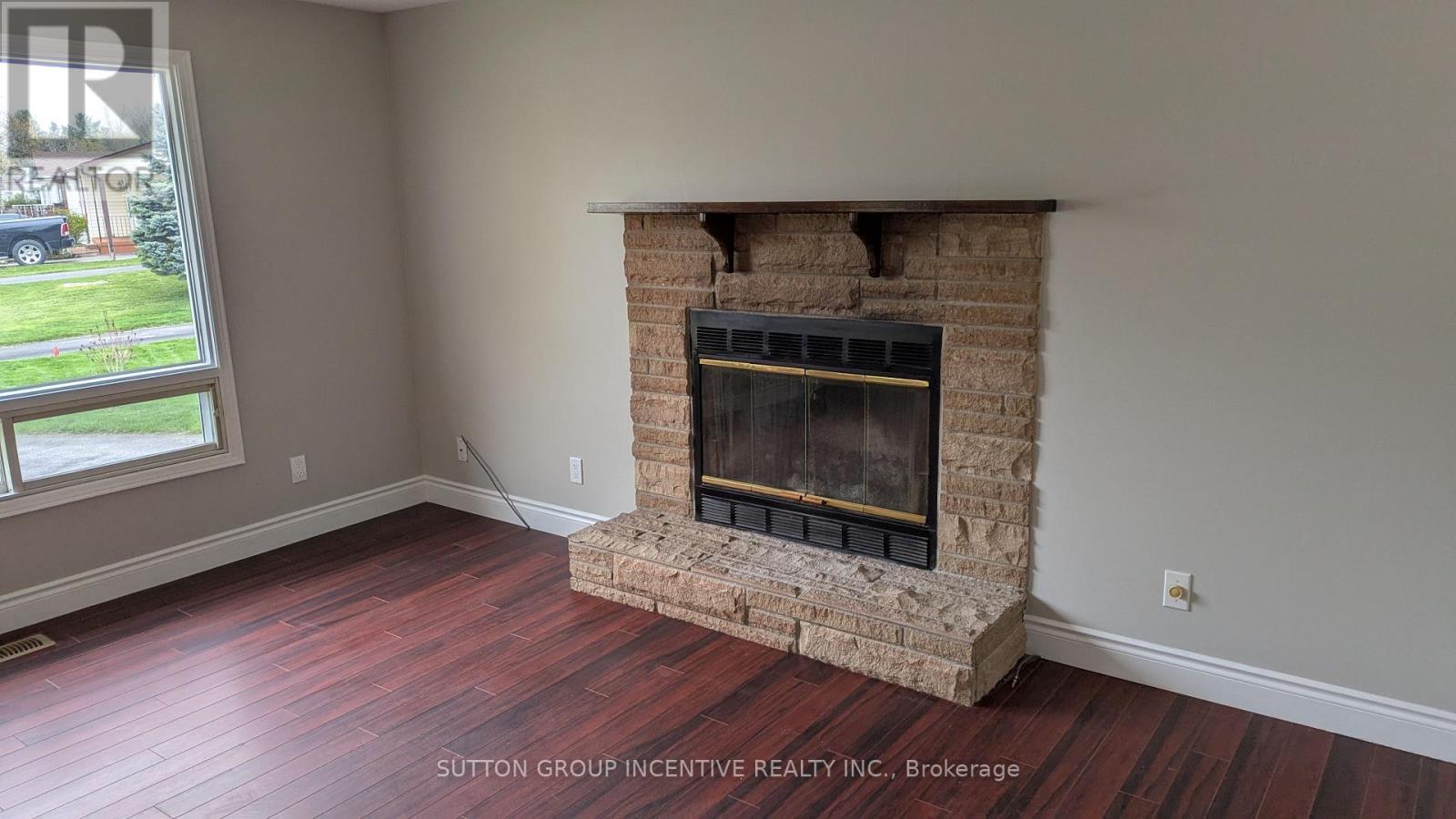 49 Royal Oak Drive, Innisfil, ON - Indoor With Fireplace