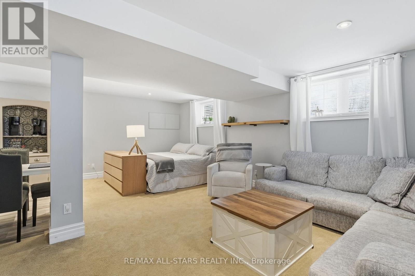 167 Silas Boulevard, Georgina, ON - Indoor Photo Showing Living Room