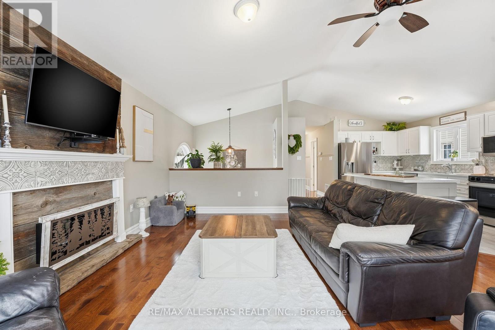 167 Silas Boulevard, Georgina, ON - Indoor Photo Showing Living Room With Fireplace