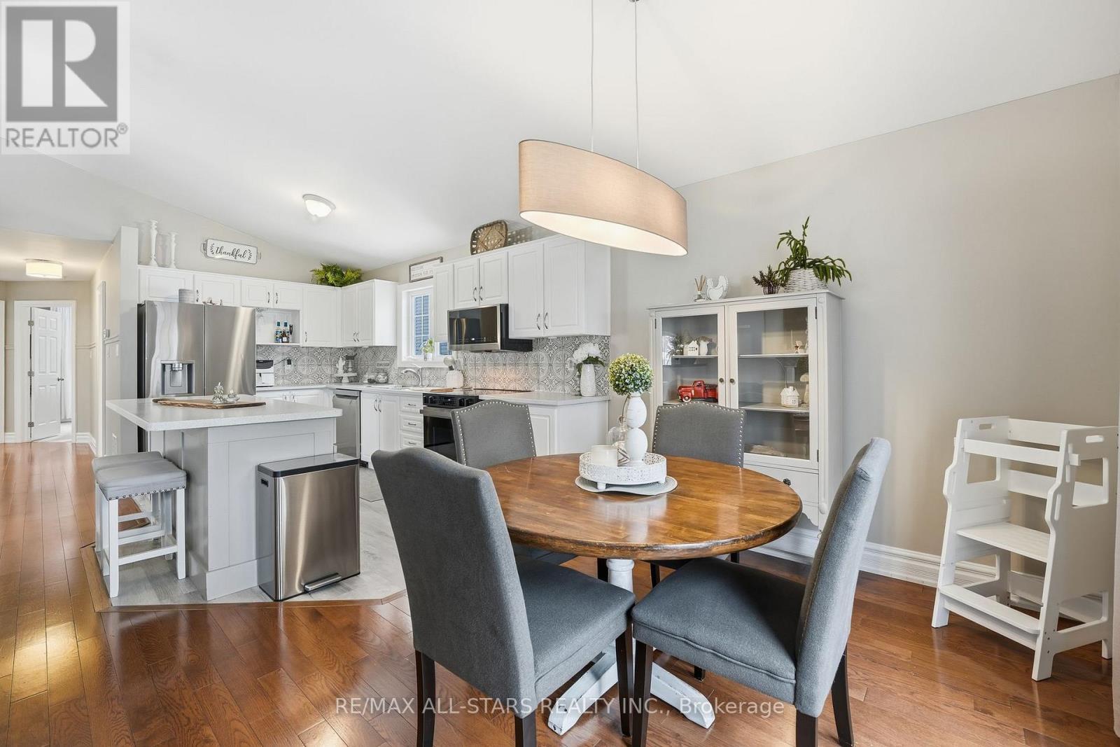 167 Silas Boulevard, Georgina, ON - Indoor Photo Showing Dining Room