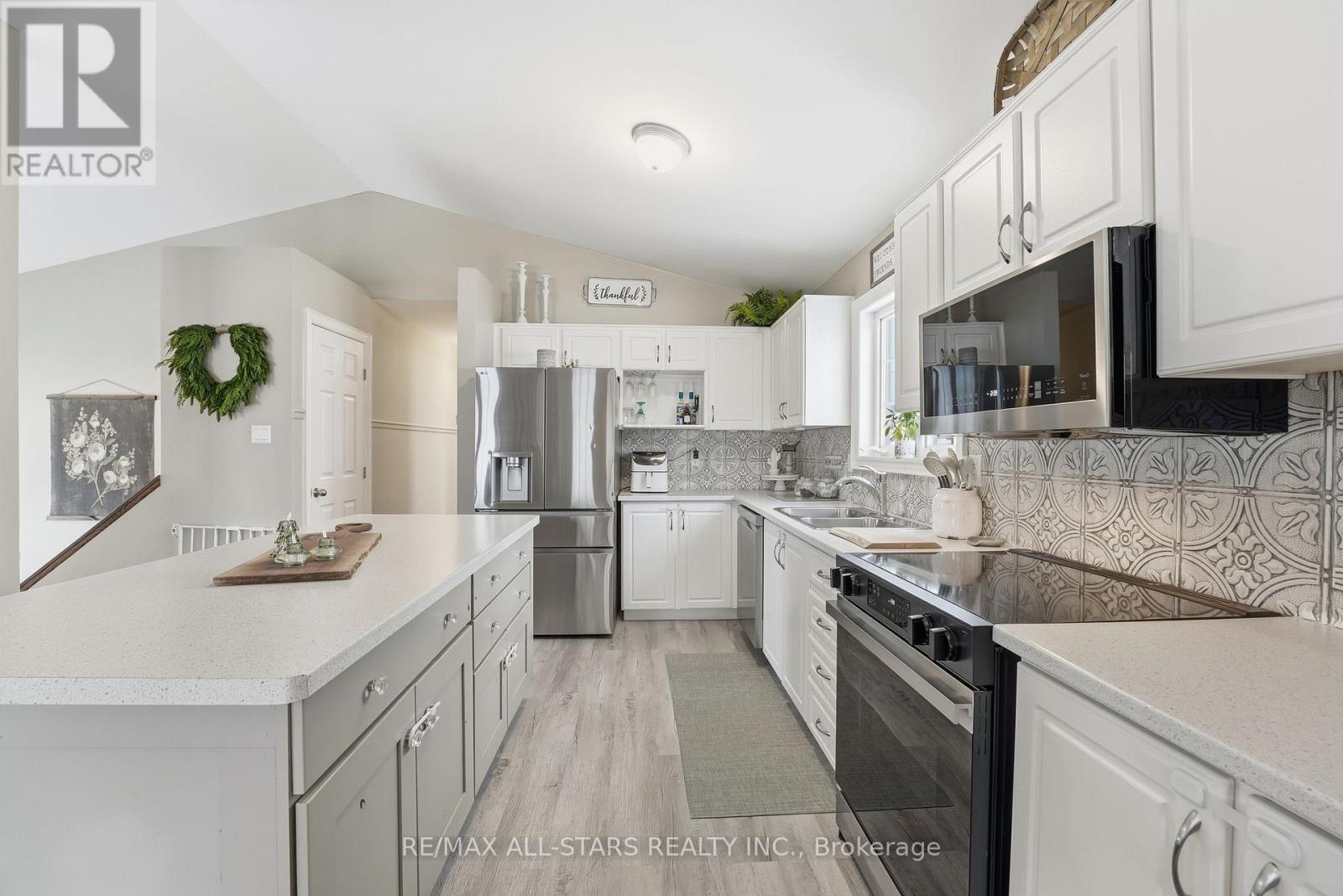 167 Silas Boulevard, Georgina, ON - Indoor Photo Showing Kitchen With Upgraded Kitchen