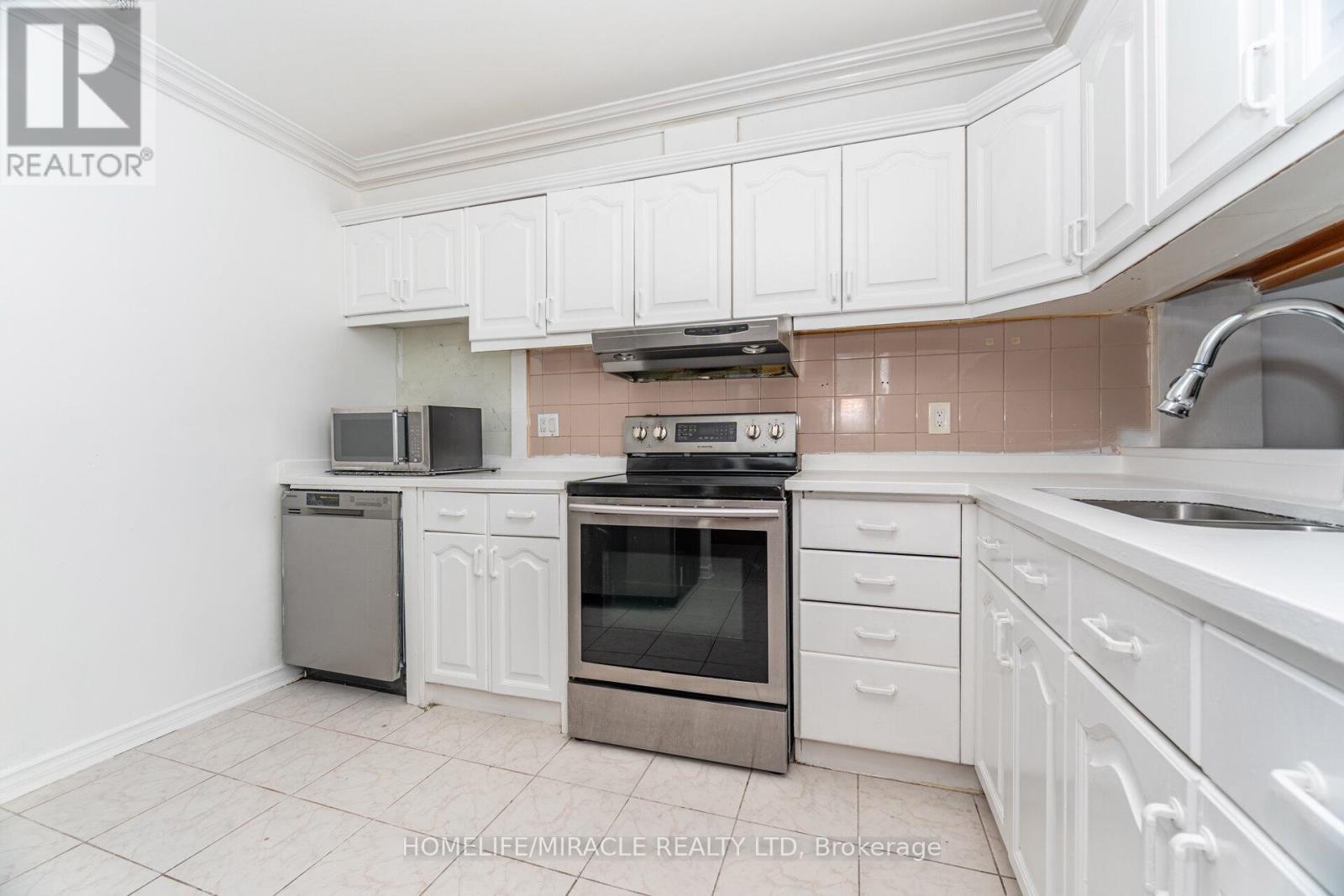 208 - 236 Albion Road, Toronto, ON - Indoor Photo Showing Kitchen