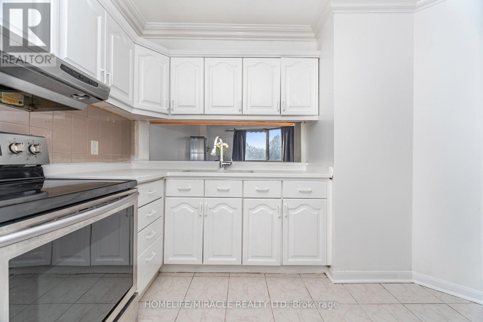 208 - 236 Albion Road, Toronto, ON - Indoor Photo Showing Kitchen