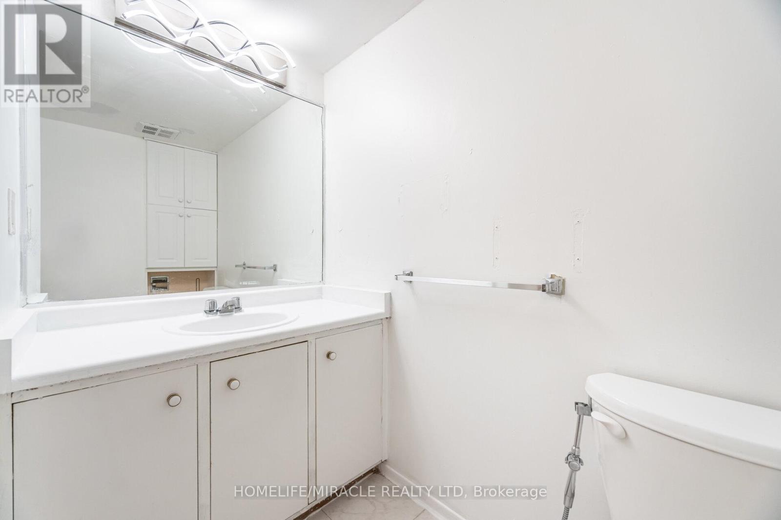 208 - 236 Albion Road, Toronto, ON - Indoor Photo Showing Bathroom