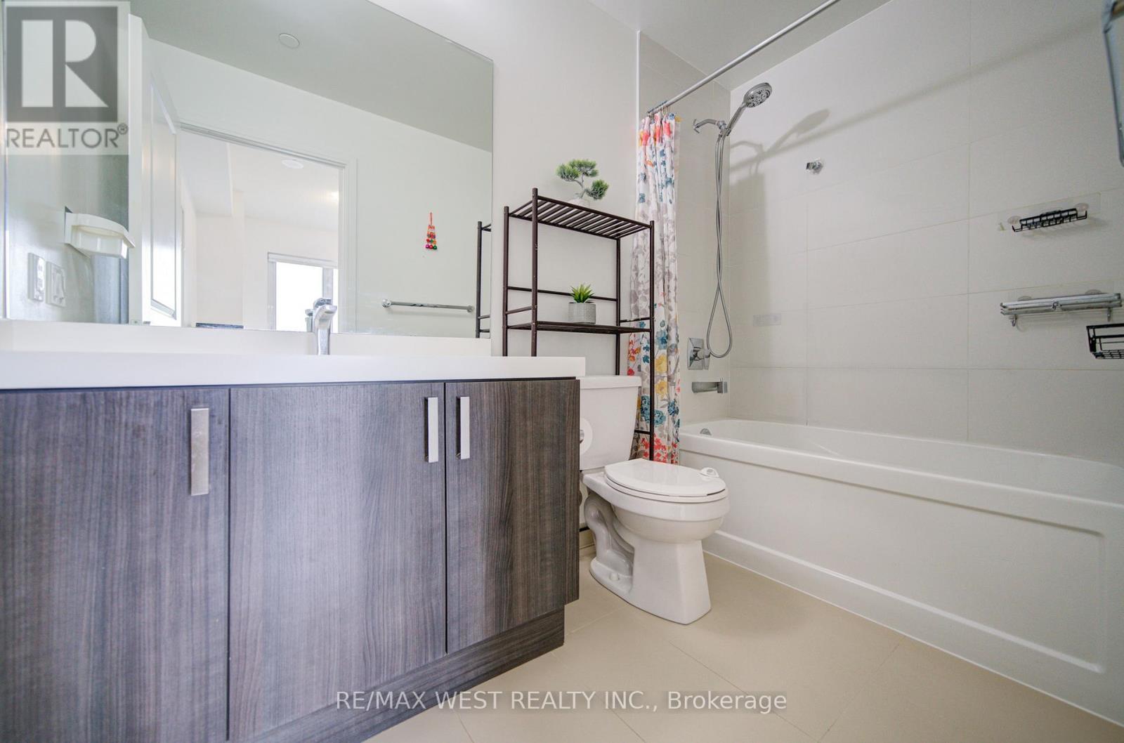908 - 8 Nahani Way, Mississauga, ON - Indoor Photo Showing Bathroom