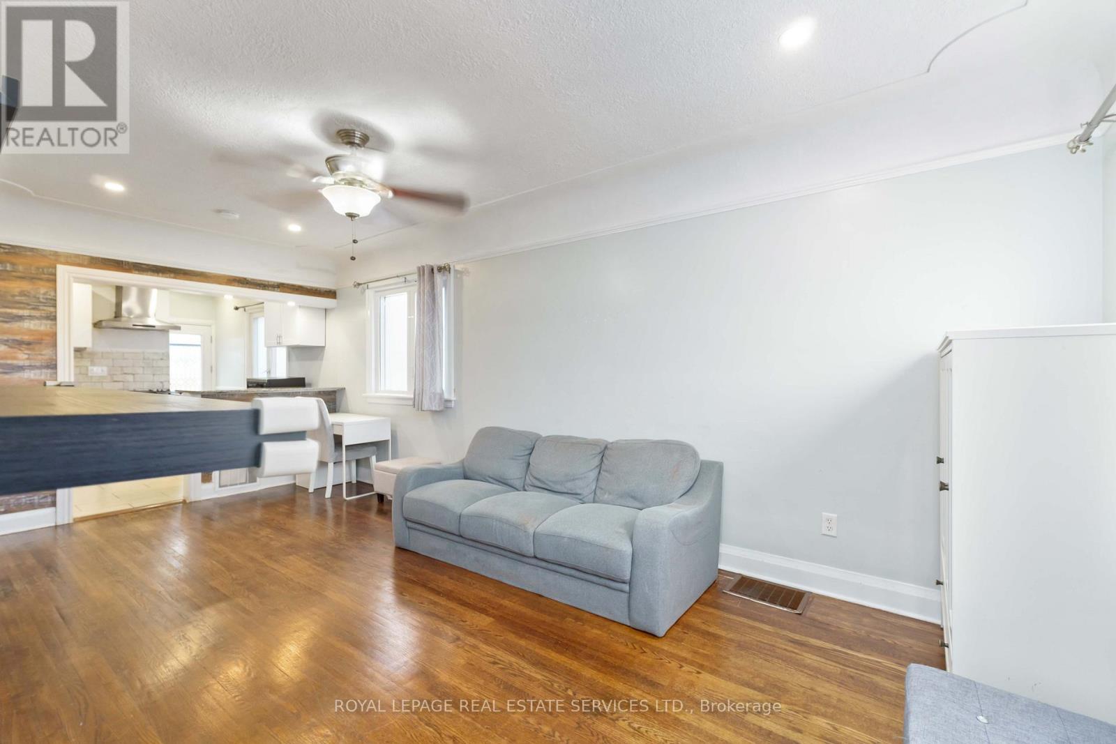 136 Ivon Avenue, Hamilton, ON - Indoor Photo Showing Living Room