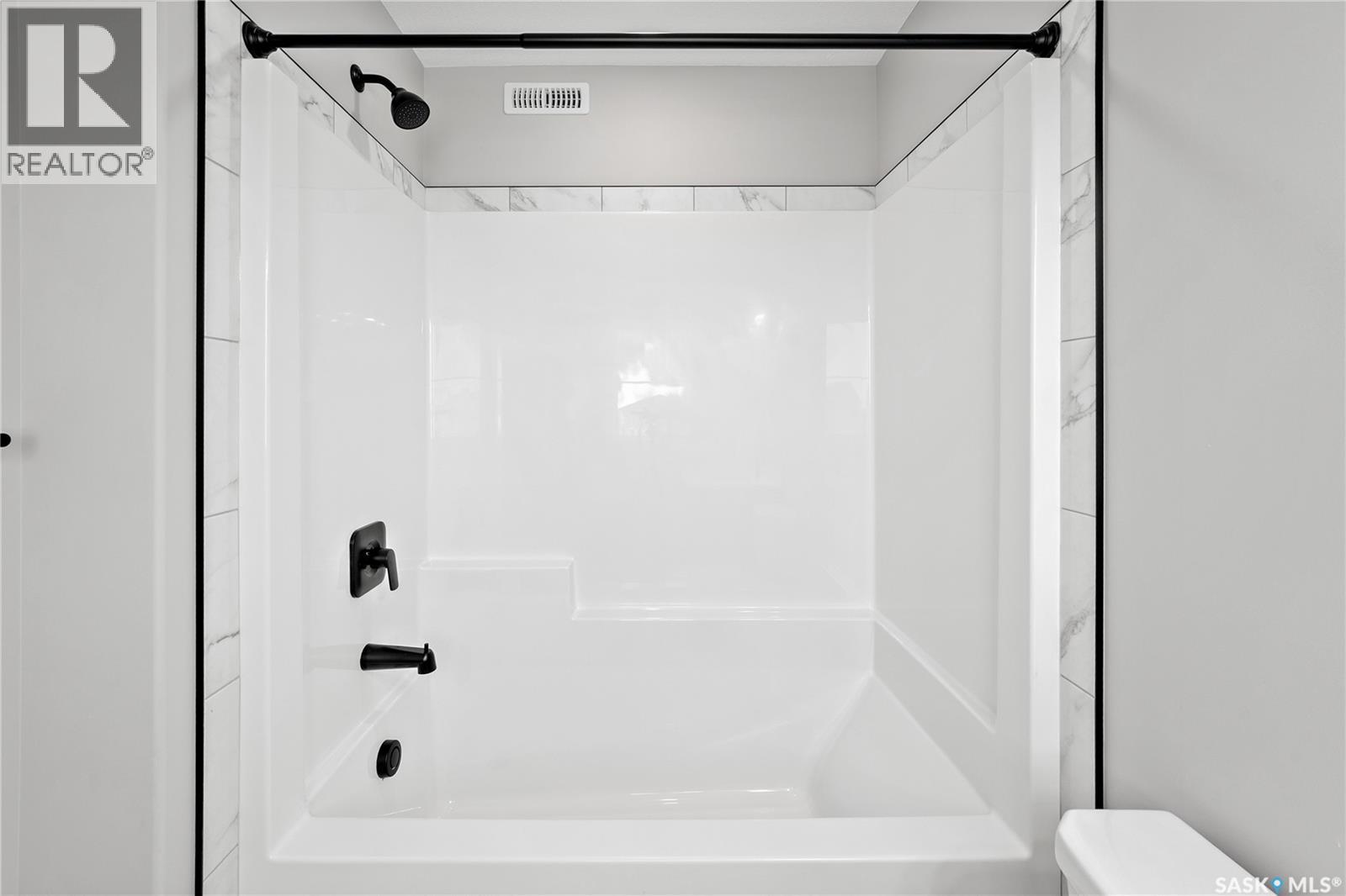 3072 Dumont Way, Regina, SK - Indoor Photo Showing Bathroom