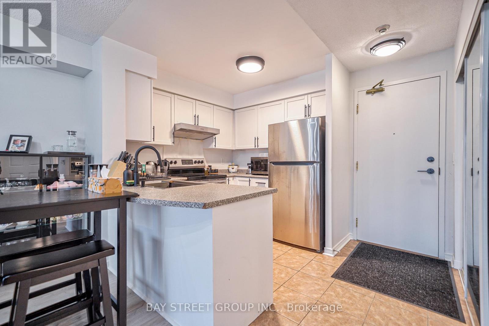 803 - 5500 Yonge Street, Toronto, ON - Indoor Photo Showing Kitchen