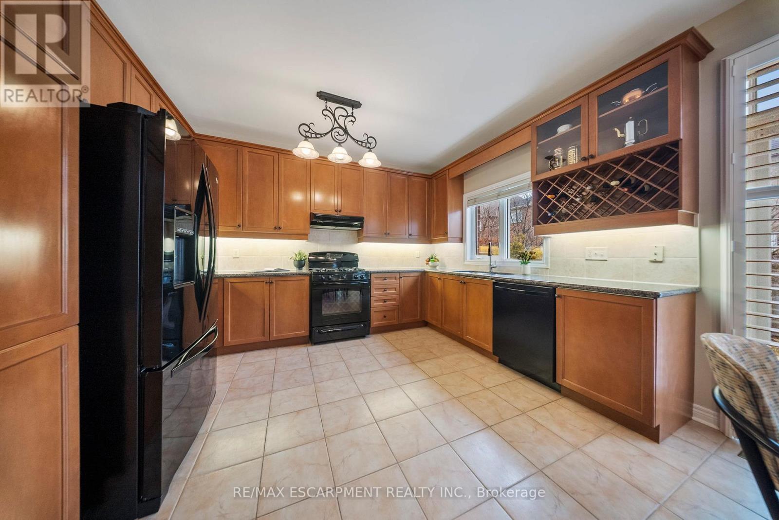 3098 Baron Drive, Mississauga, ON - Indoor Photo Showing Kitchen With Double Sink