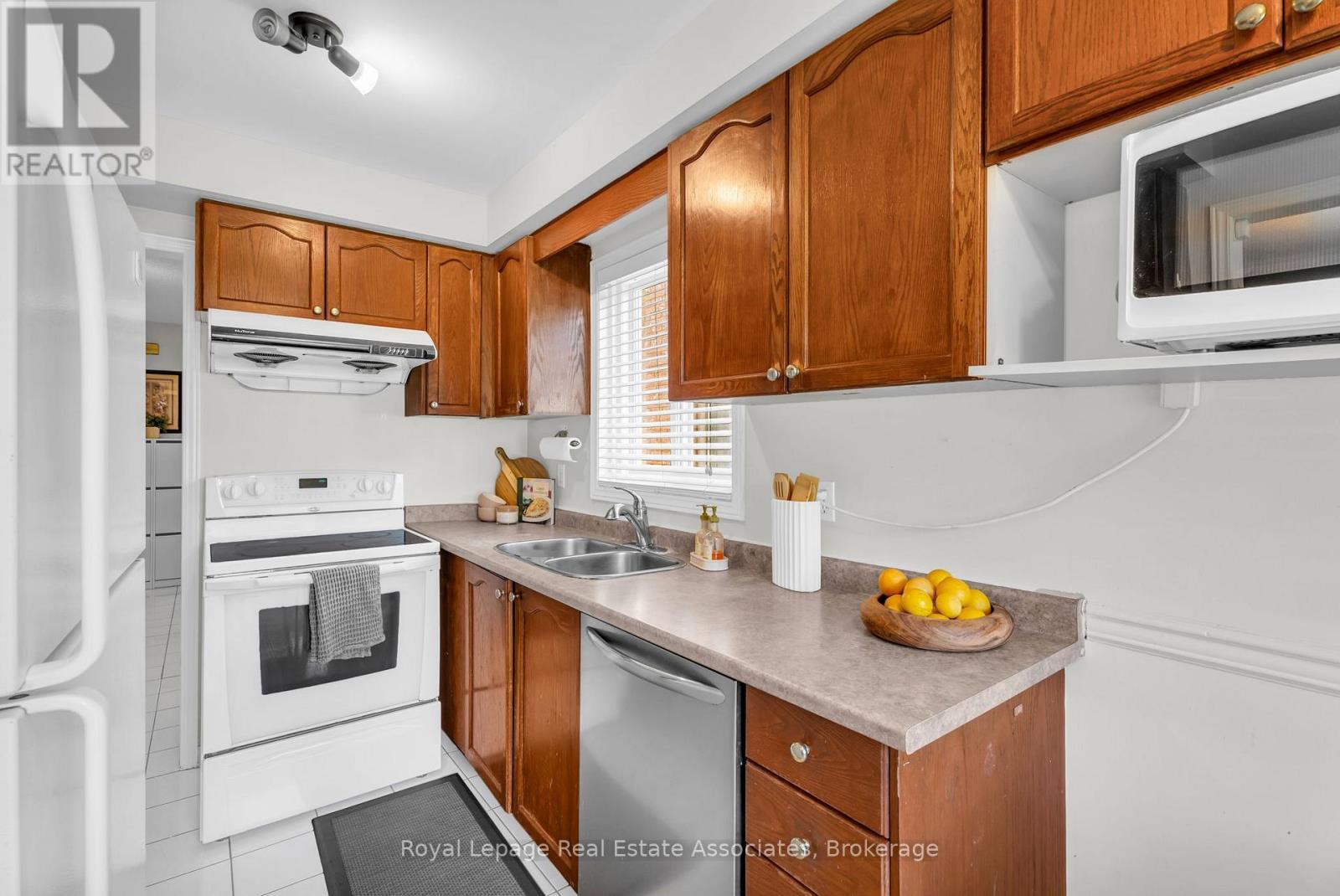 2543 Scarth Court, Mississauga, ON - Indoor Photo Showing Kitchen With Double Sink