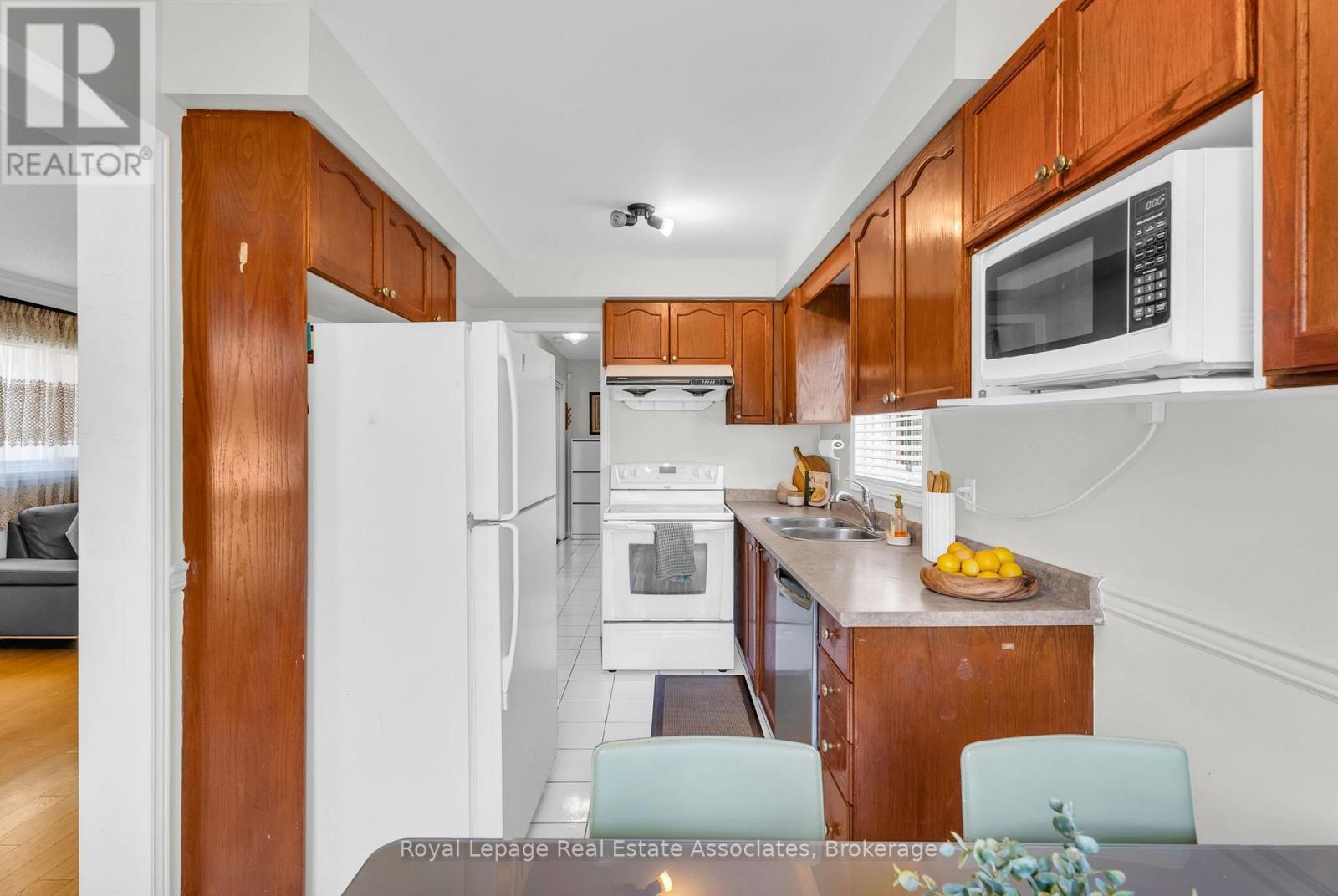 2543 Scarth Court, Mississauga, ON - Indoor Photo Showing Kitchen With Double Sink