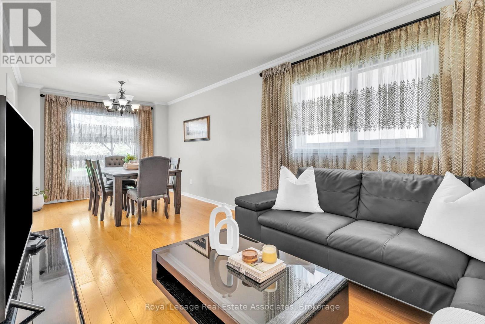 2543 Scarth Court, Mississauga, ON - Indoor Photo Showing Living Room