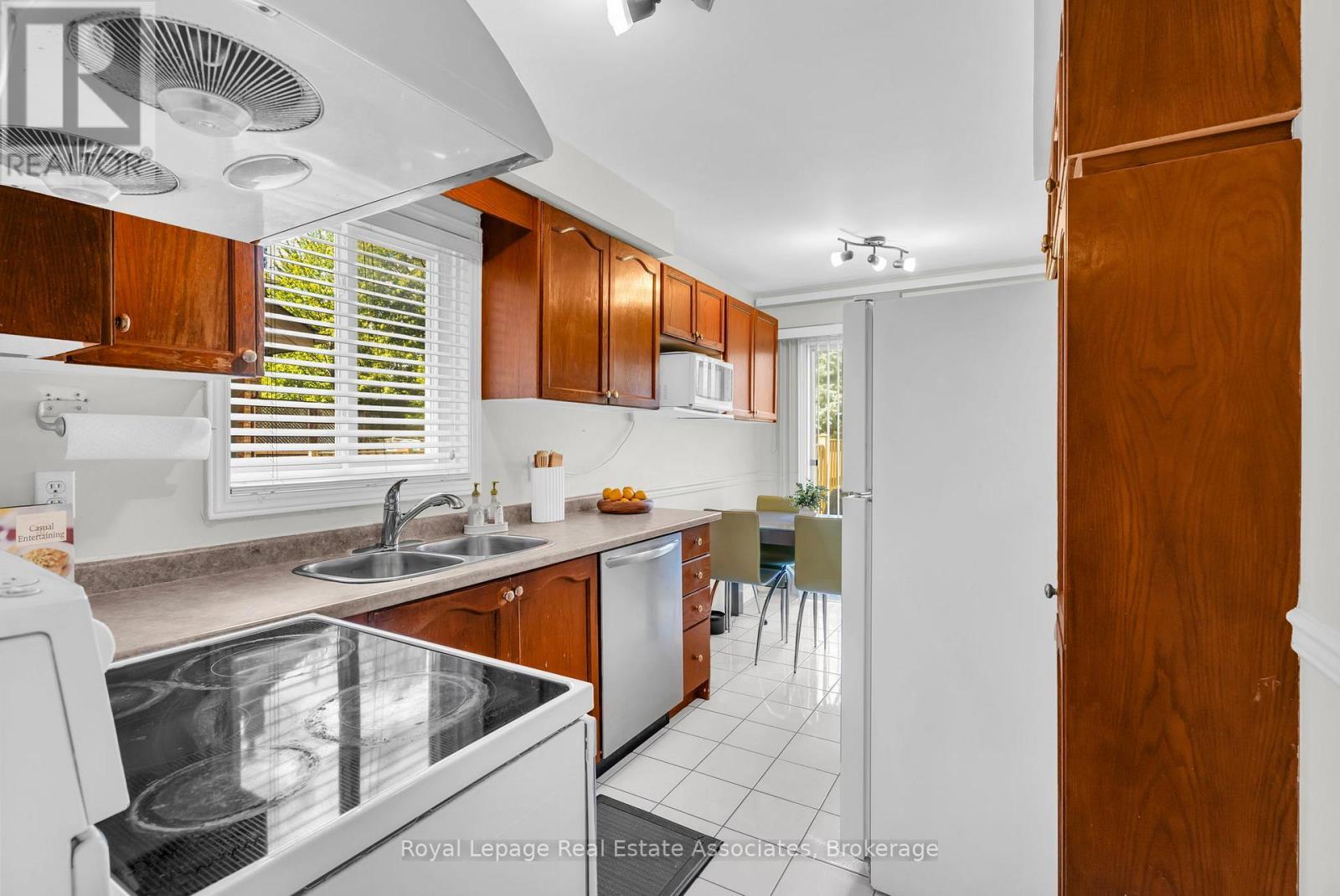 2543 Scarth Court, Mississauga, ON - Indoor Photo Showing Kitchen With Double Sink
