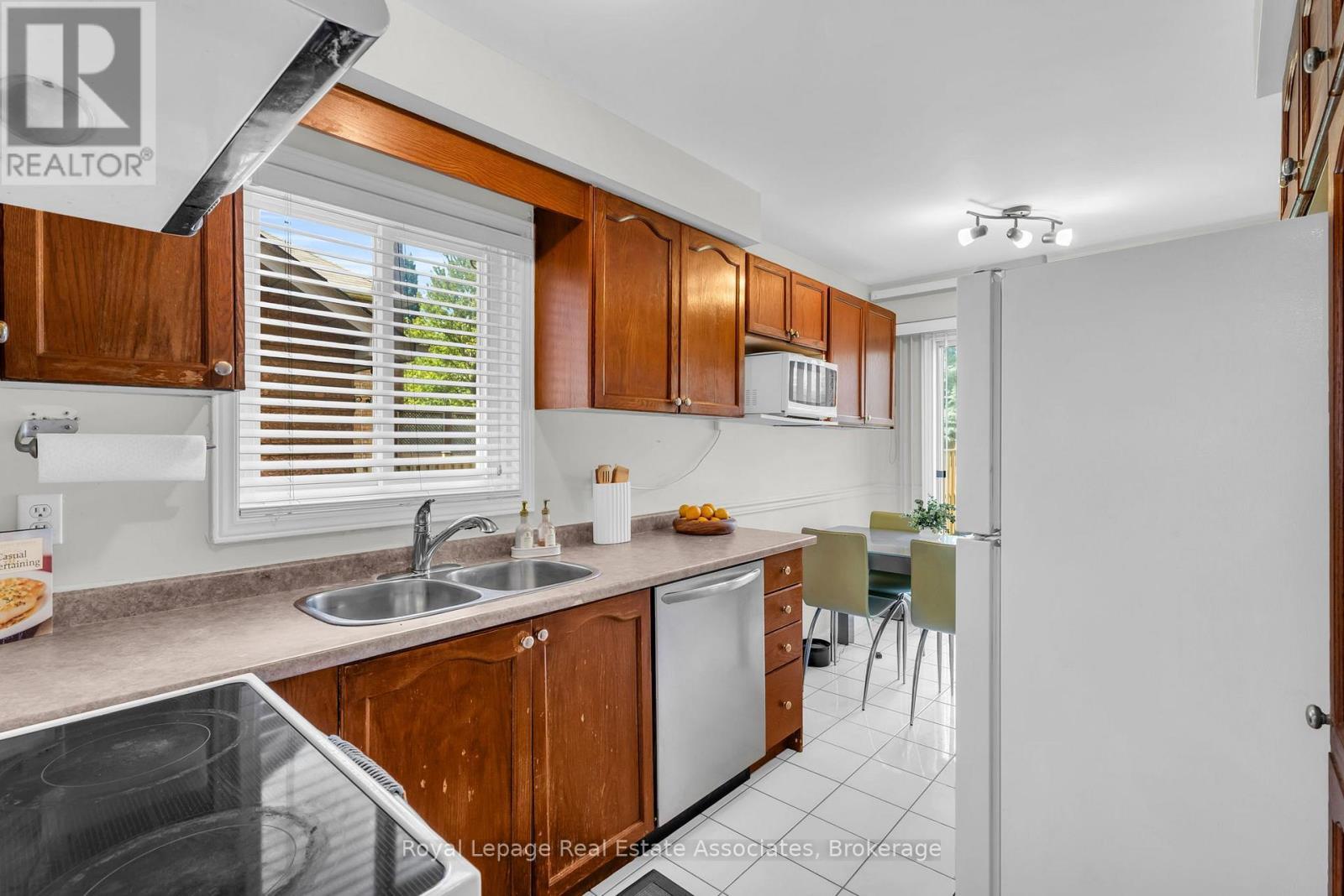 2543 Scarth Court, Mississauga, ON - Indoor Photo Showing Kitchen With Double Sink