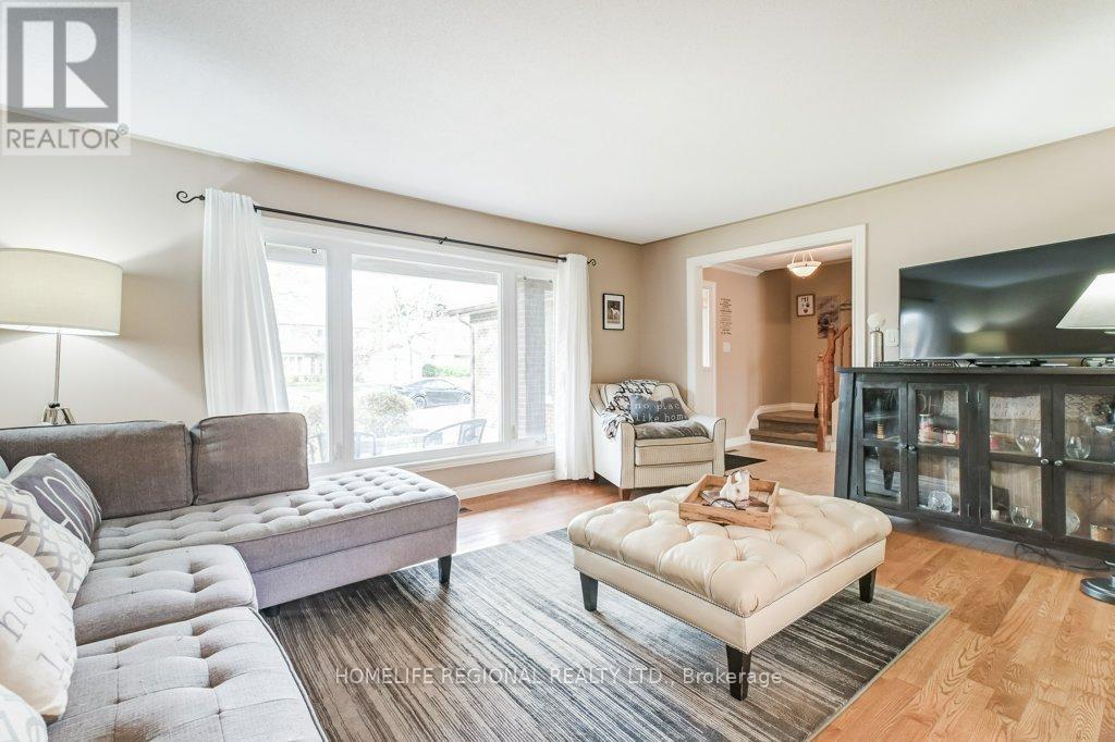 2557 Brasilia Circle, Mississauga, ON - Indoor Photo Showing Living Room