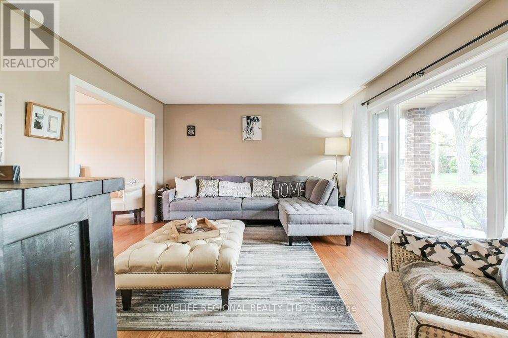 2557 Brasilia Circle, Mississauga, ON - Indoor Photo Showing Living Room