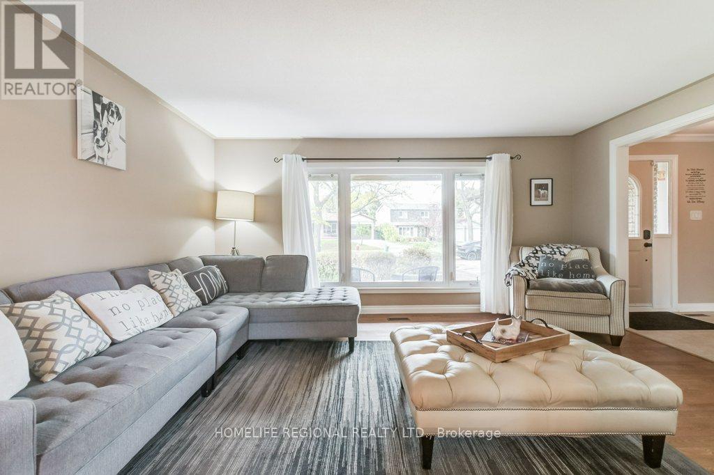 2557 Brasilia Circle, Mississauga, ON - Indoor Photo Showing Living Room