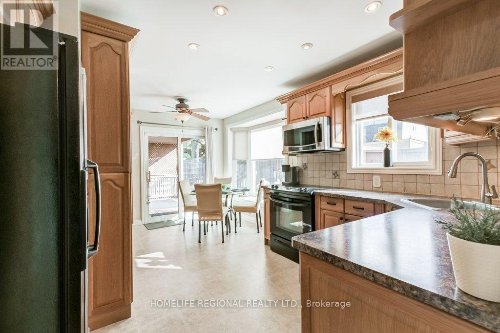 2557 Brasilia Circle, Mississauga, ON - Indoor Photo Showing Kitchen With Upgraded Kitchen