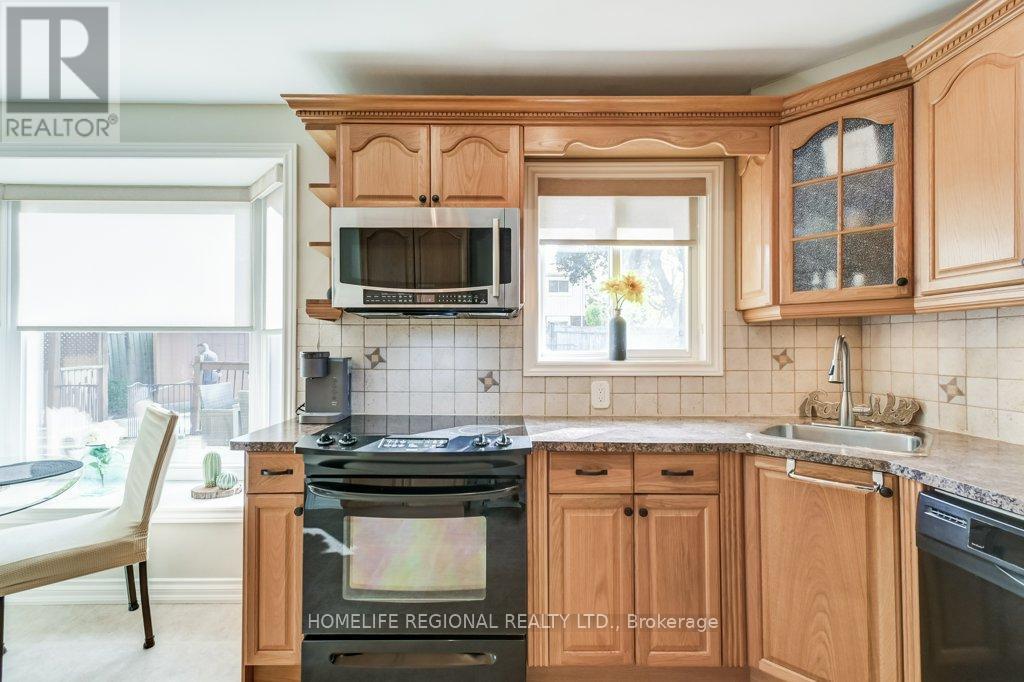2557 Brasilia Circle, Mississauga, ON - Indoor Photo Showing Kitchen