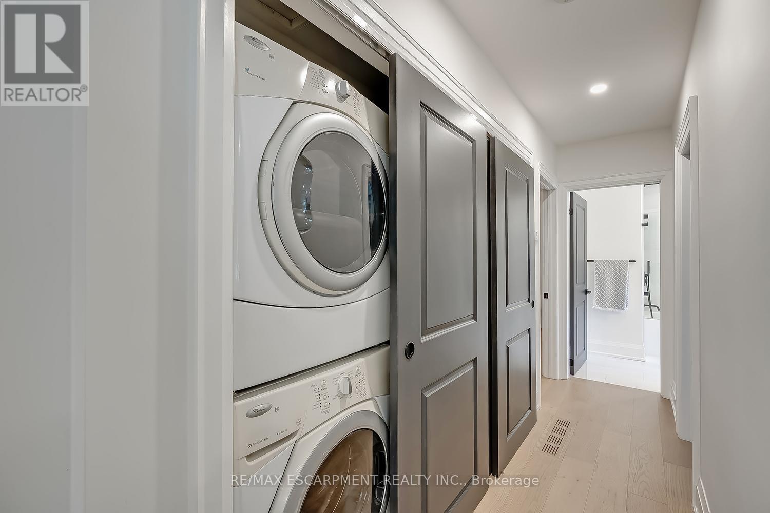 564 Maplehill Drive, Burlington, ON - Indoor Photo Showing Laundry Room