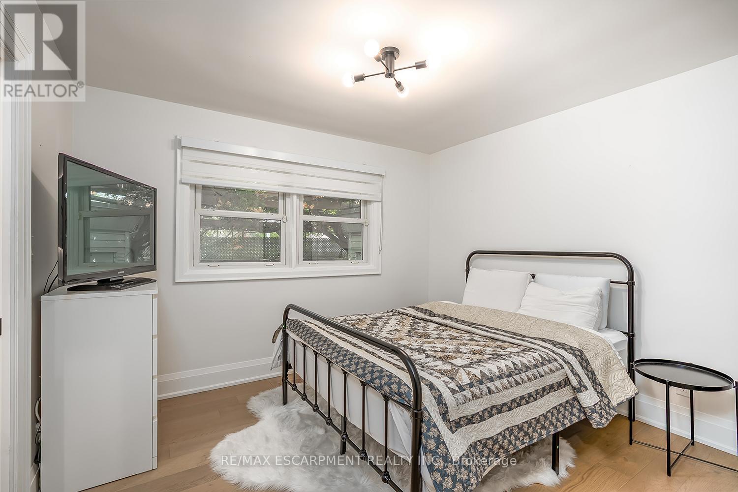 564 Maplehill Drive, Burlington, ON - Indoor Photo Showing Bedroom