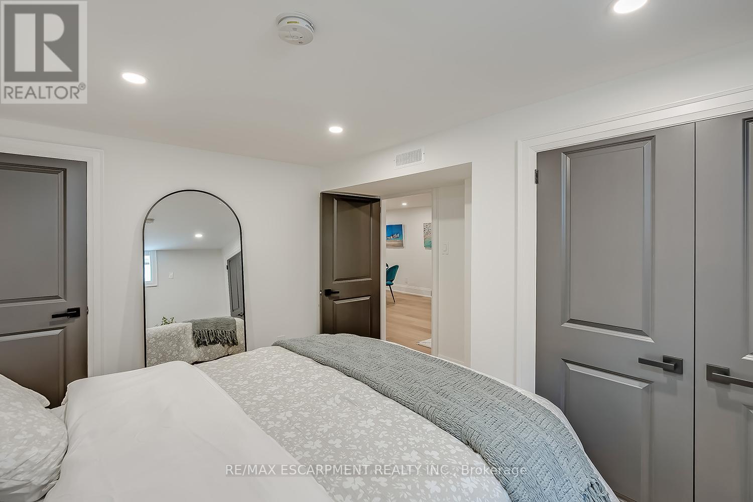 564 Maplehill Drive, Burlington, ON - Indoor Photo Showing Bedroom