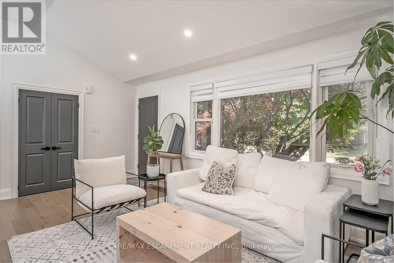 564 Maplehill Drive, Burlington, ON - Indoor Photo Showing Living Room