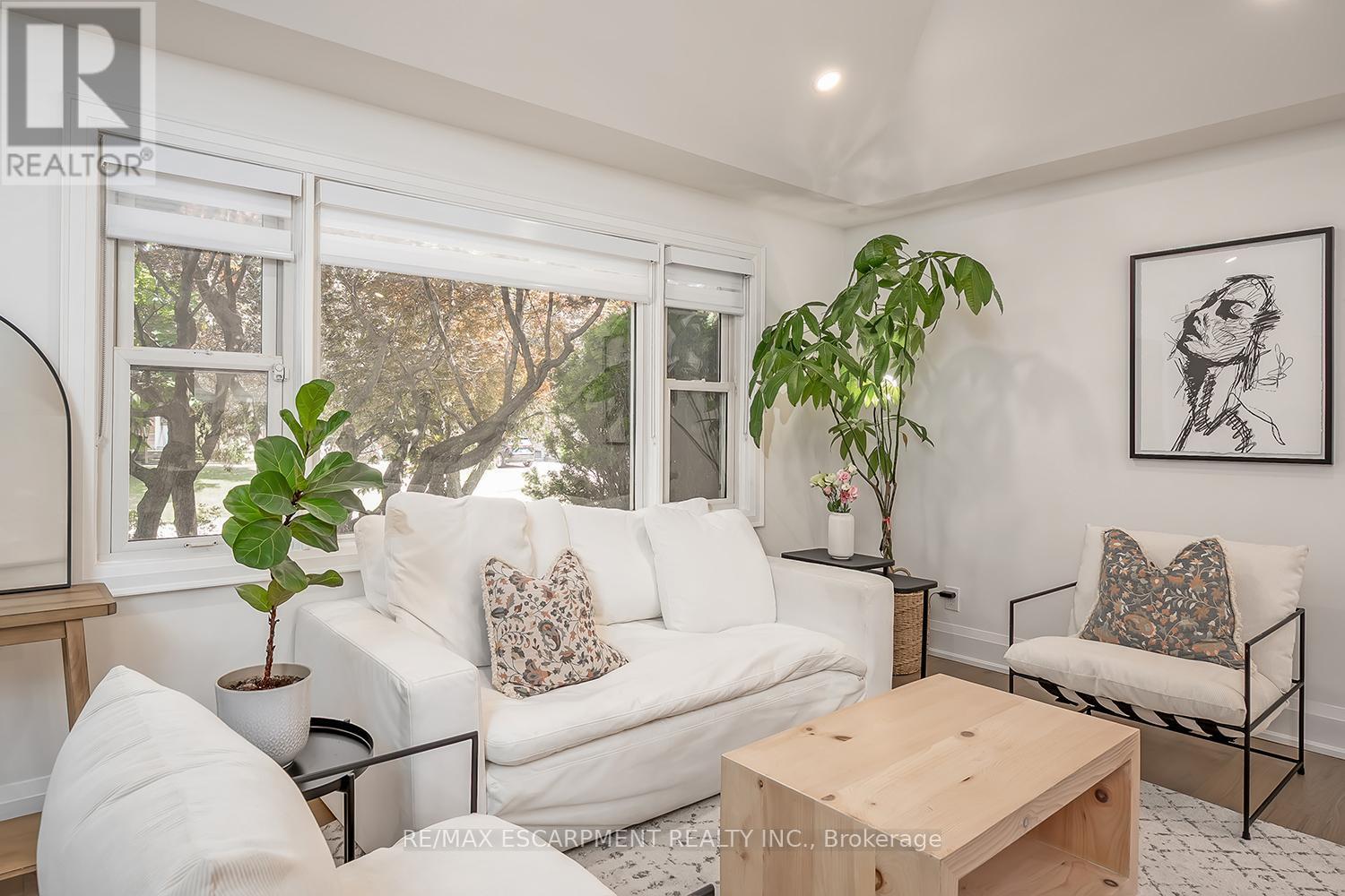 564 Maplehill Drive, Burlington, ON - Indoor Photo Showing Living Room