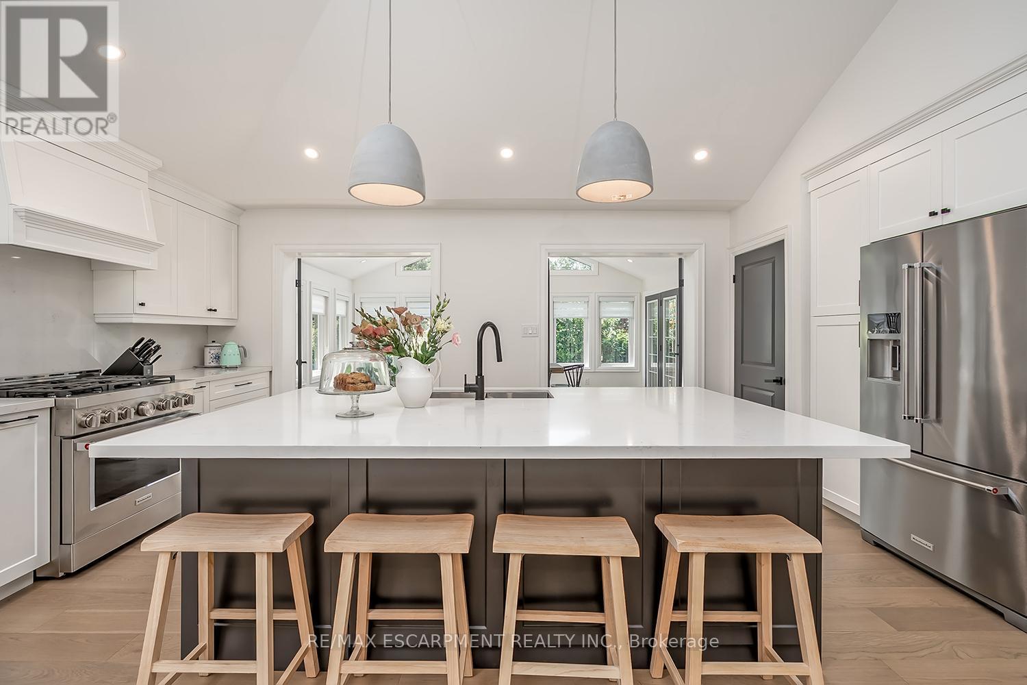 564 Maplehill Drive, Burlington, ON - Indoor Photo Showing Kitchen With Stainless Steel Kitchen With Upgraded Kitchen