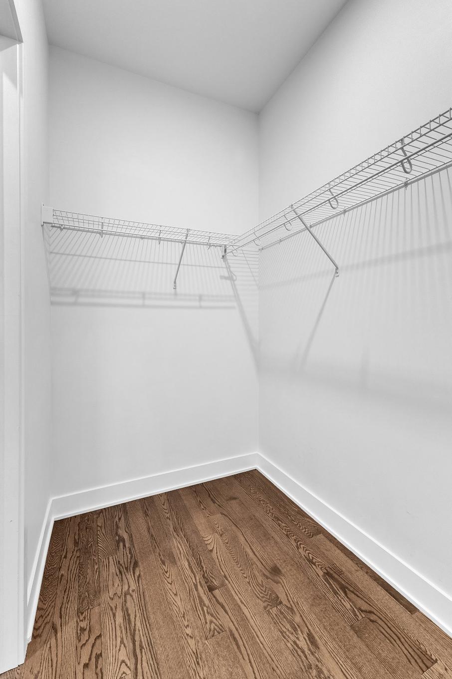 Walk-in closet - 205-191 Av. Brock S., Montréal-Ouest, QC - Indoor With Storage