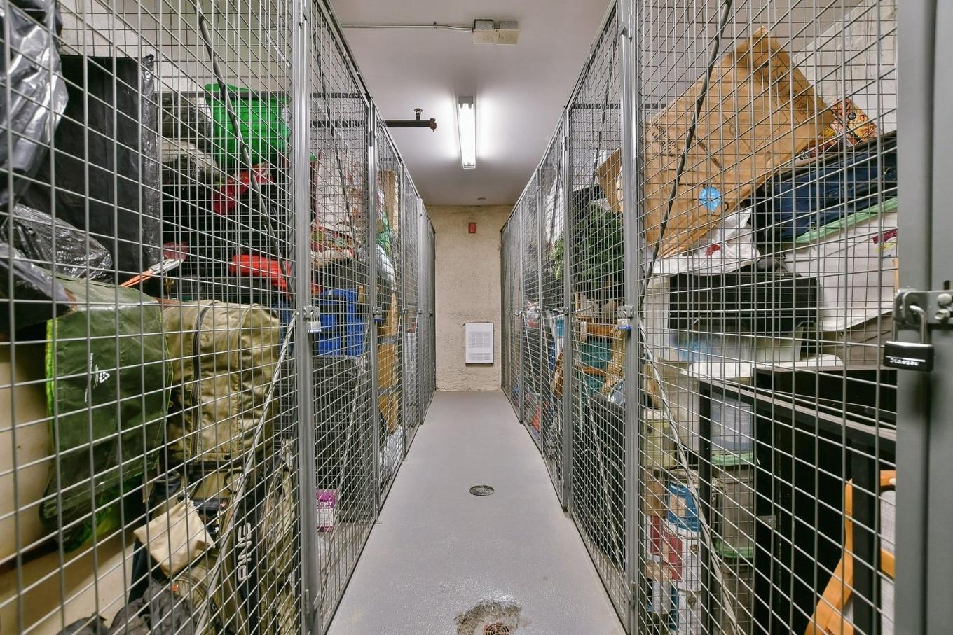 Storage - 205-191 Av. Brock S., Montréal-Ouest, QC - Indoor With Storage