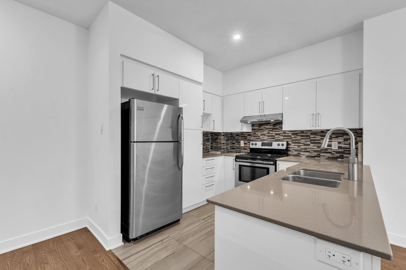 Kitchen - 205-191 Av. Brock S., Montréal-Ouest, QC - Indoor Photo Showing Kitchen With Double Sink