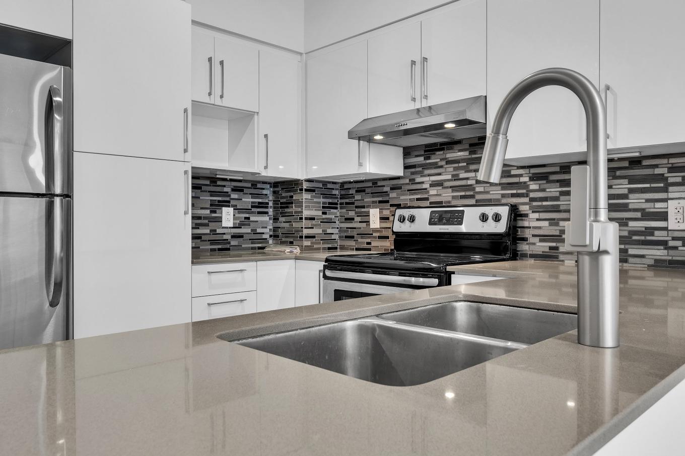 Kitchen - 205-191 Av. Brock S., Montréal-Ouest, QC - Indoor Photo Showing Kitchen With Double Sink With Upgraded Kitchen